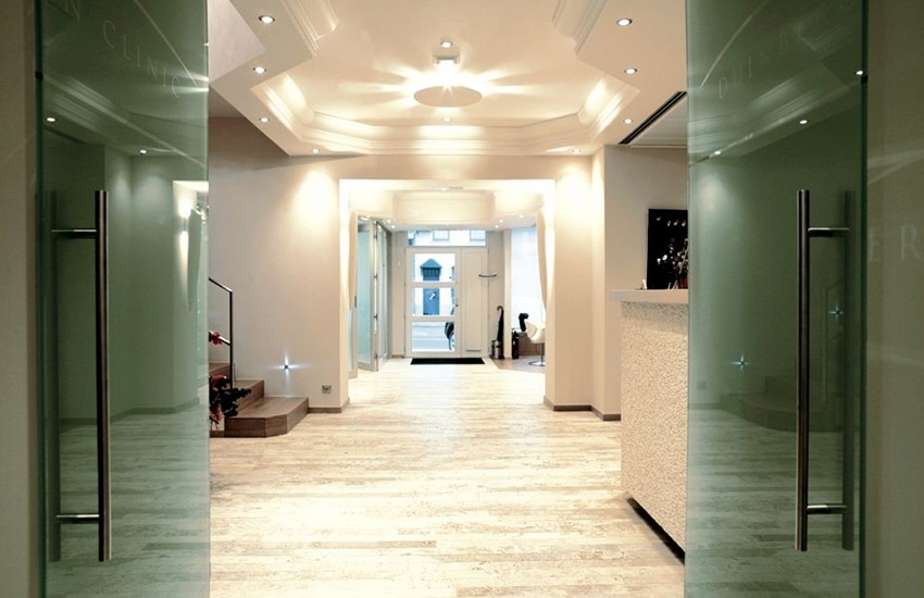 Inkomhal en ontvangstbalie van Duinbergen Clinic in Knokke