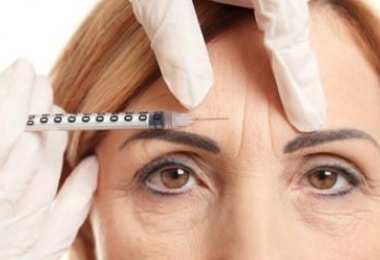 Injectie van fronsrimpels bij vrouw met gesloten ogen